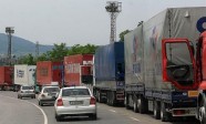 trucks-on-border