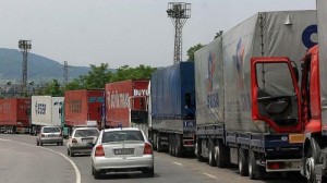 trucks-on-border