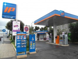 italy-fuel-station