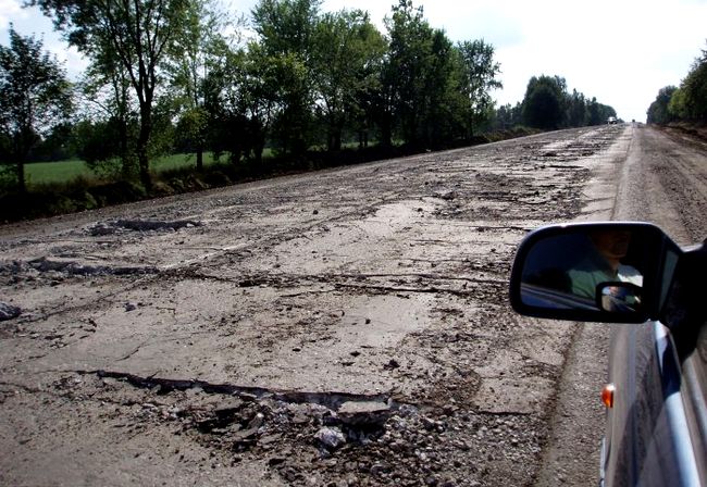 Ту получить на дорогу. Плохая дорога и хорошая дорога. Дураки и дороги. Дураки и дороги дороги\. Две беды России на одном фото.