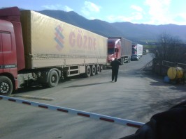 trucks-border