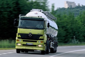 10842_mercedes_tractor_cistern_truck-750x500